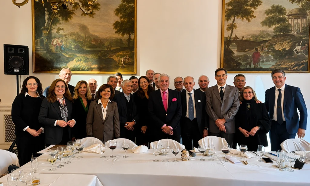 Almuerzo académico de la AADC en el Círculo de Armas